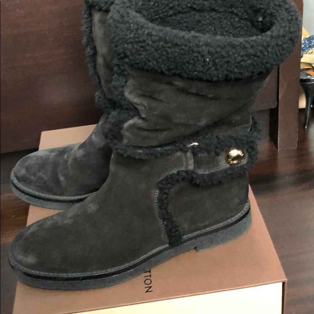 LOUIS VUITTON AUTHENTIC SNOWY FLAT BOOTS. - Picture 1 of 8